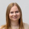 Louisa Yavuz - Responsable marketing en ligne : femme souriante aux cheveux blonds-roux qui lui arrivent aux épaules et aux yeux bleus