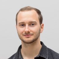 Fabian Machalett – QA Assistant: Mann mit kurzen dunkelblonden Haaren; drei Tage Bart und blauen Augen.