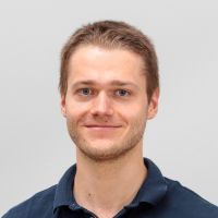 Lennart Stein – Business Development Assistant: Lächelnder Mann mit kurzen, braunen Haaren; kurzer, brauner Bart und blauen Augen.