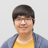 Wai Lun Wong - Data Scientist: uomo sorridente con occhiali neri squadrati e sottili; occhi neri e capelli neri che cadono come frange sulla fronte.