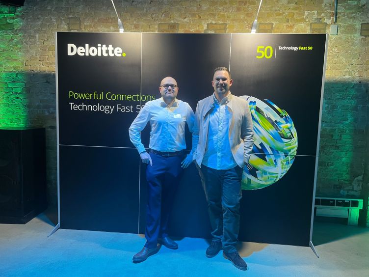 Die snapADDY-Gründer Sebastian Metzger (links) und Jochen Seelig auf der Preisverleihung des Deloitte Fast 50 Award in Berlin.
