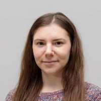 Anastasia Alieva - UI/UX Assistant : Femme souriante aux longs cheveux bruns et aux yeux marron.