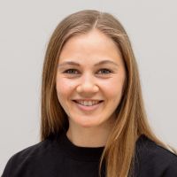 Nele Schneider - Data Scientist: Smiling woman with light brown, long hair and blue eyes.