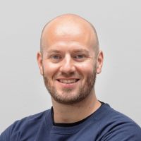 Philipp Bryant – Customer Success Manager: Lächelnder Mann mit Bart und blauen Augen